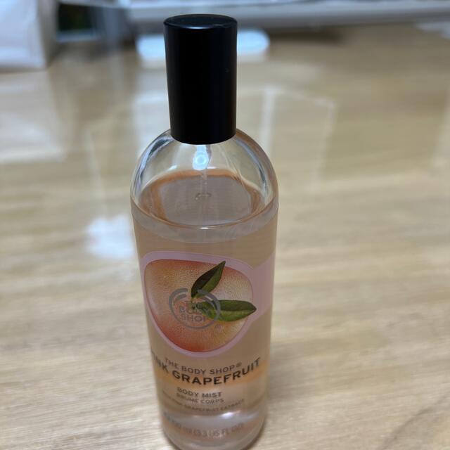 THE BODY SHOP(ザボディショップ)のボディショップ　ピンクグレープフルーツ　ボディミスト コスメ/美容の香水(香水(女性用))の商品写真