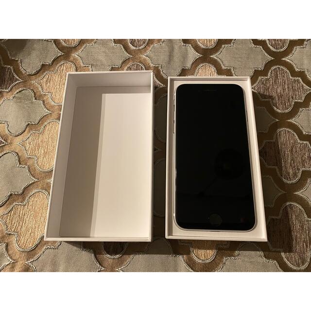 iPhone(アイフォーン)の「新品」iPhone SE 2 白 White 64GB アイフォン 本体 スマホ/家電/カメラのスマートフォン/携帯電話(スマートフォン本体)の商品写真