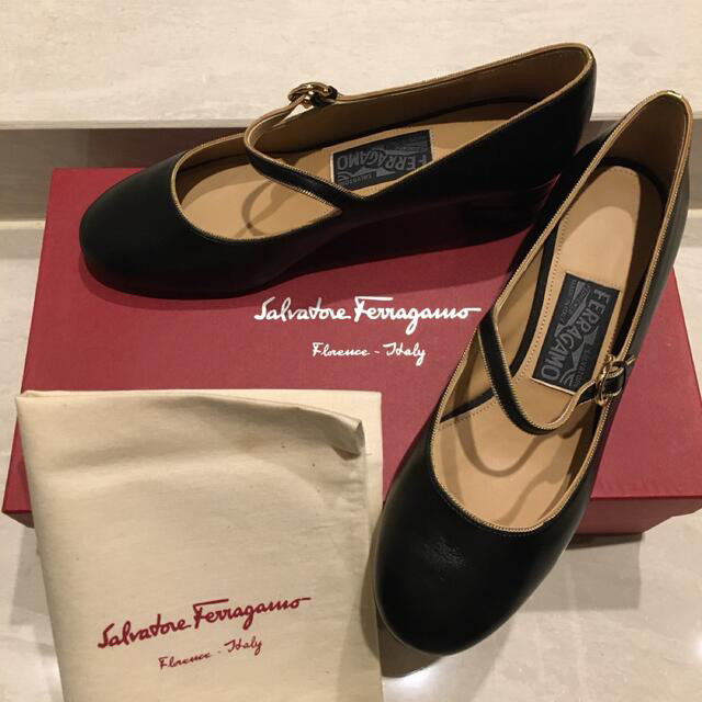 Salvatore Ferragamo - Salvatore Ferragamo♡本革パンプス 23cm 紺色