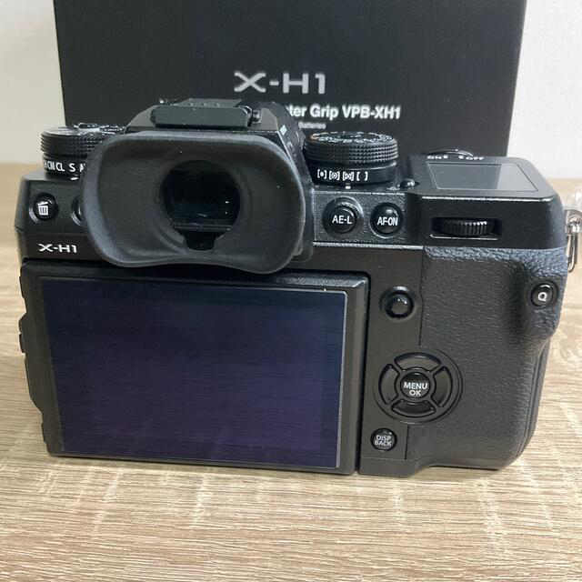 富士フイルム(フジフイルム)の【美品】FUJIFILM X-H1 + VPB-XH1(純正バッテリー3個付) スマホ/家電/カメラのカメラ(ミラーレス一眼)の商品写真