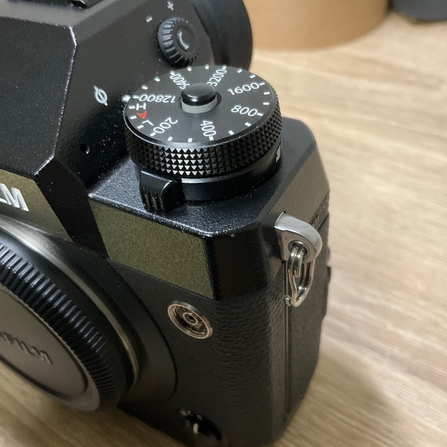 富士フイルム(フジフイルム)の【美品】FUJIFILM X-H1 + VPB-XH1(純正バッテリー3個付) スマホ/家電/カメラのカメラ(ミラーレス一眼)の商品写真