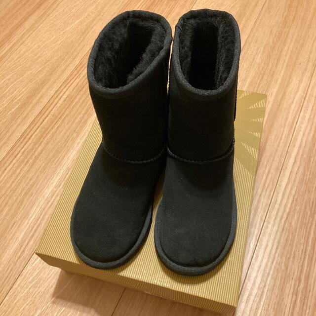 UGG(アグ)の【はるる様専用】超美品 UGG 17.5cm 黒 キッズ/ベビー/マタニティのキッズ靴/シューズ(15cm~)(ブーツ)の商品写真