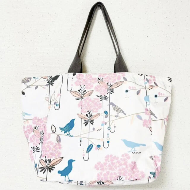 LeSportsac(レスポートサック)のお花&鳥さんが可愛い✨‼️❤️Lesportsac❤️肩からかけれるトート レディースのバッグ(トートバッグ)の商品写真