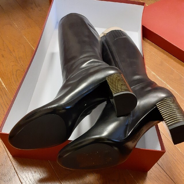 Salvatore Ferragamo(サルヴァトーレフェラガモ)のゆみ様専用　新品　フェラガモ　Ferragamo　ブーツ 25cm　8ハーフ　 レディースの靴/シューズ(ブーツ)の商品写真