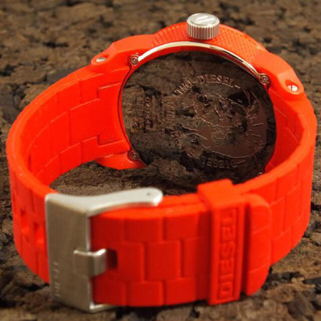 DIESEL(ディーゼル)の新品 DIESEL ユニセックス 腕時計 インパクト強い レッドカラー 送料無料 メンズの時計(腕時計(アナログ))の商品写真
