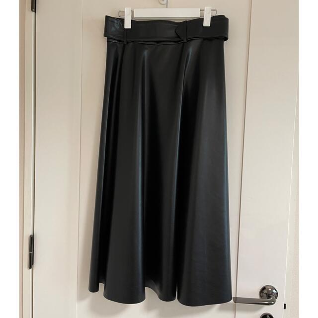 ZARA(ザラ)のZARA フェイクレザー 未着用ロングスカート ベルト付き レディースのスカート(ロングスカート)の商品写真