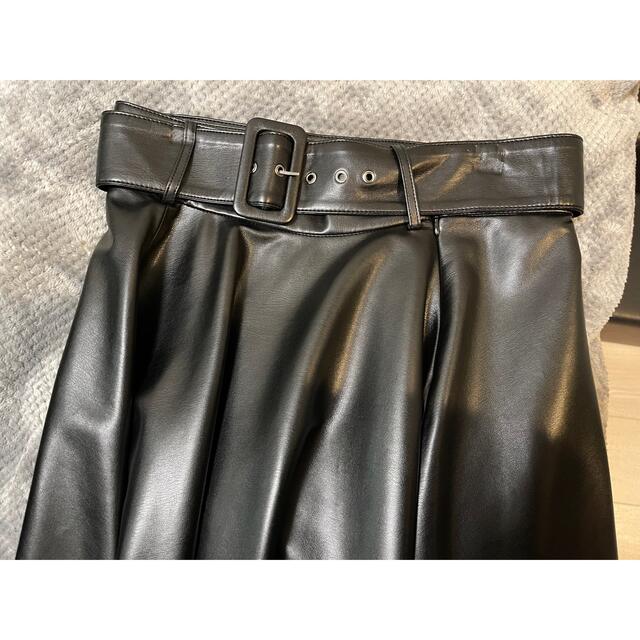 ZARA(ザラ)のZARA フェイクレザー 未着用ロングスカート ベルト付き レディースのスカート(ロングスカート)の商品写真