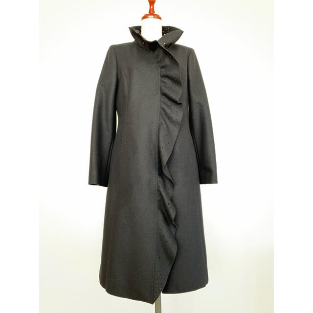 DeDanae(デュダナエ)のエレガントなフリルウールコート　黒　ほぼ未使用　DeDanae  レディースのジャケット/アウター(ロングコート)の商品写真