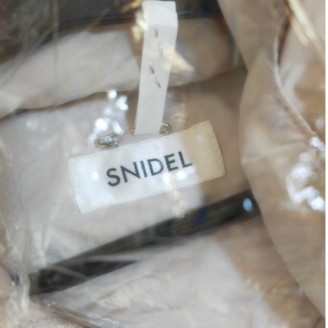 SNIDEL(スナイデル)のウエストマークミドルダウンジャケット　アイボリー レディースのジャケット/アウター(ダウンジャケット)の商品写真