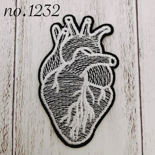 [1232] 心臓　白　黒　モノクロ　ワッペン(各種パーツ)