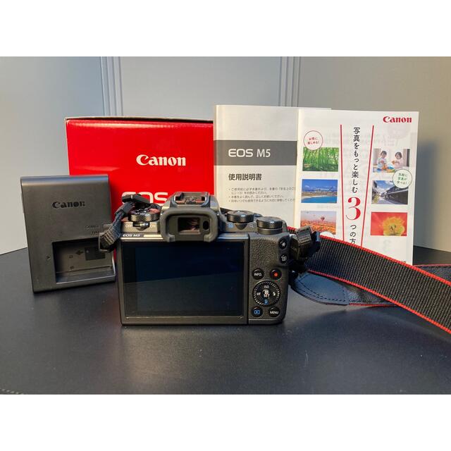 Canon(キヤノン)のCanon EOS M5 本体（おまけ付き） スマホ/家電/カメラのカメラ(ミラーレス一眼)の商品写真