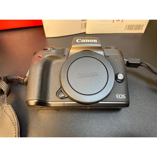 Canon(キヤノン)のCanon EOS M5 本体（おまけ付き） スマホ/家電/カメラのカメラ(ミラーレス一眼)の商品写真