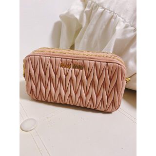 ミュウミュウ(miumiu)のmiumiu マトラッセ　レザー　ショルダーバッグ(ショルダーバッグ)