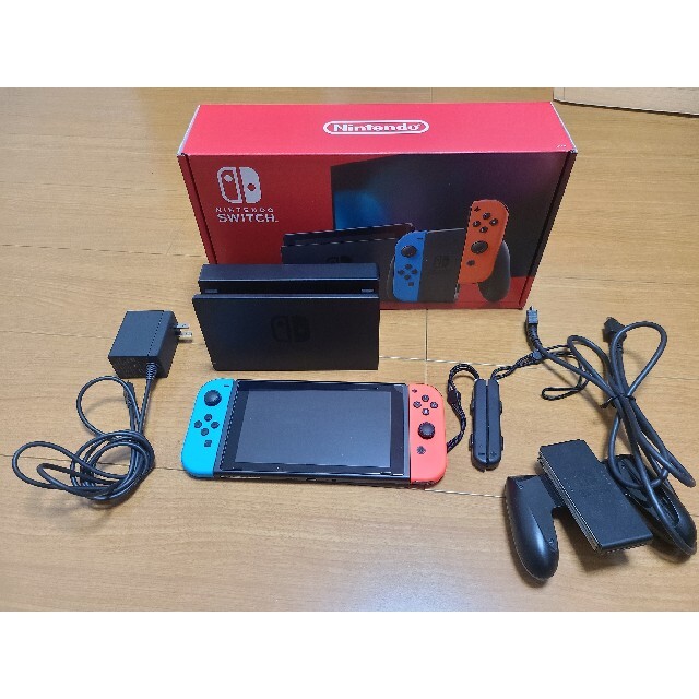 任天堂 Nintendo Switch ネオンブルー ネオンレッド 本体 中古 エンタメ/ホビーのゲームソフト/ゲーム機本体(家庭用ゲーム機本体)の商品写真