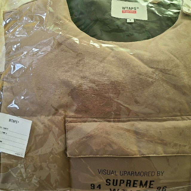 Supreme(シュプリーム)のSupreme WTAPS Tactical Down Vest tan メンズのジャケット/アウター(ダウンベスト)の商品写真