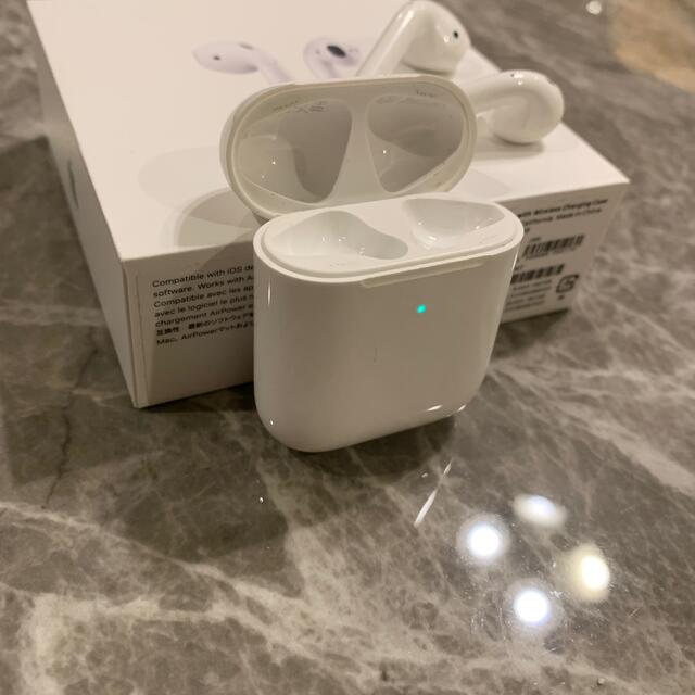 Apple(アップル)のAPPLE  AirPods with Wireless Charging Ca スマホ/家電/カメラのオーディオ機器(ヘッドフォン/イヤフォン)の商品写真