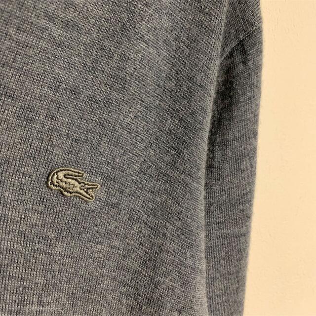 LACOSTE(ラコステ)の【美品】LACOSTE ラコステ　Vネック　ニット　薄手　グレー　ロゴ刺繍 メンズのトップス(ニット/セーター)の商品写真