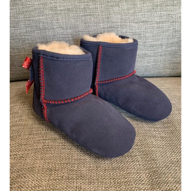 UGG(アグ)のUGG ムートンブーツ ベビー　ネイビー/ペイズリー柄リボン　　12.5cm キッズ/ベビー/マタニティのベビー靴/シューズ(~14cm)(ブーツ)の商品写真