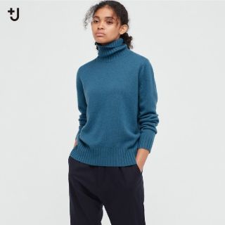 ユニクロ(UNIQLO)のユニクロ +J ミドルゲージカシミヤブレンドタートルネックセーター ブルー(ニット/セーター)