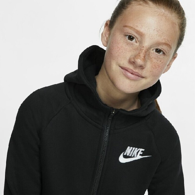 NIKE(ナイキ)のスポーツウェア ガールズ フルジップ パーカー BV2712-010 キッズ/ベビー/マタニティのキッズ服女の子用(90cm~)(ジャケット/上着)の商品写真