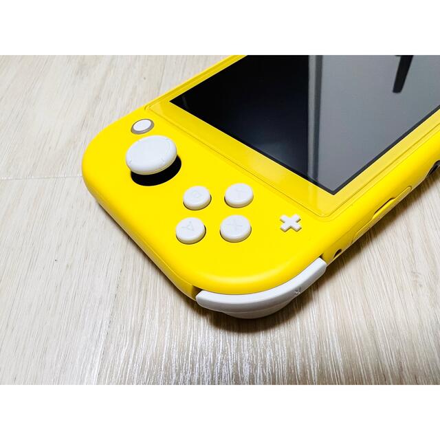 Nintendo Switch(ニンテンドースイッチ)のNintendo Switch Lite イエロー エンタメ/ホビーのゲームソフト/ゲーム機本体(携帯用ゲーム機本体)の商品写真