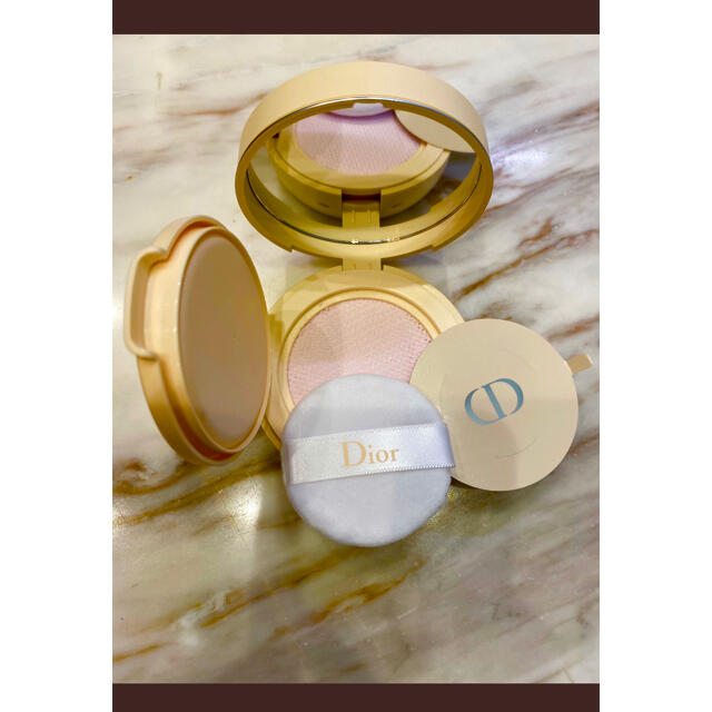 Dior(ディオール)のdior新クッションパウダーパープル コスメ/美容のベースメイク/化粧品(フェイスパウダー)の商品写真