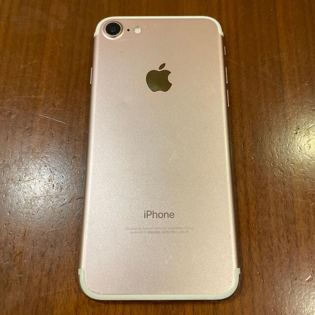 Apple(アップル)のiPhone7 32GBローズゴールド ジャンク スマホ/家電/カメラのスマートフォン/携帯電話(スマートフォン本体)の商品写真
