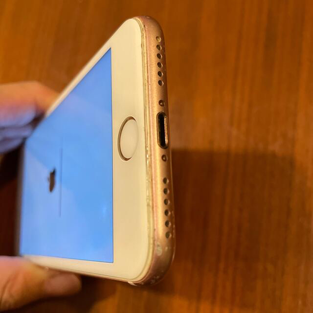 Apple(アップル)のiPhone7 32GBローズゴールド ジャンク スマホ/家電/カメラのスマートフォン/携帯電話(スマートフォン本体)の商品写真