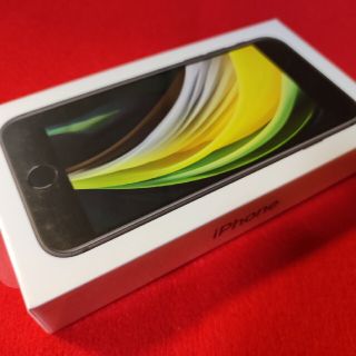 アイフォーン(iPhone)のパッケージ未開封 新品 au iPhone SE 64GB 第2世代  黒　(スマートフォン本体)