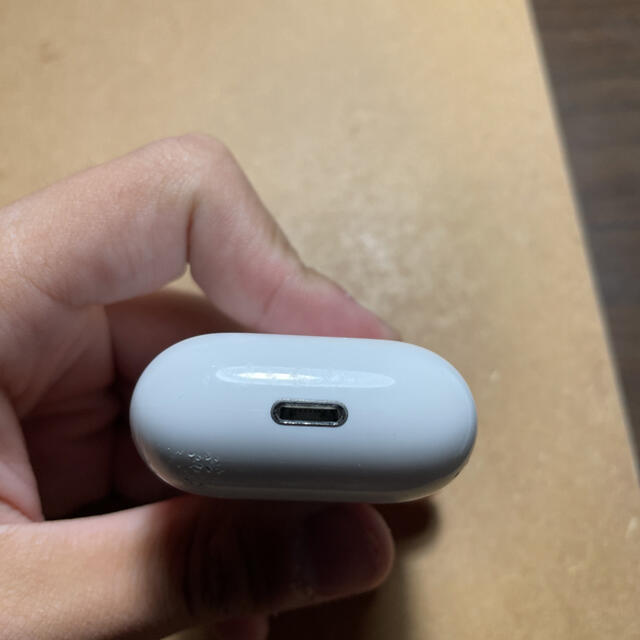 Apple(アップル)のAirPods ケース 傷あり スマホ/家電/カメラのオーディオ機器(ヘッドフォン/イヤフォン)の商品写真