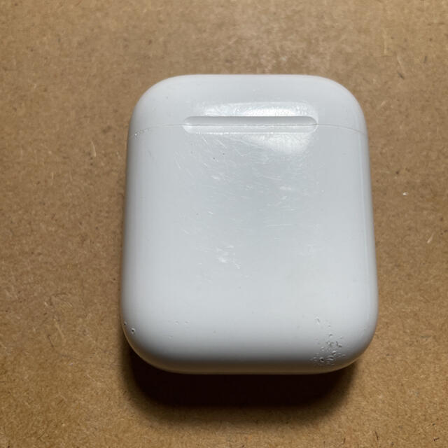 Apple(アップル)のAirPods ケース 傷あり スマホ/家電/カメラのオーディオ機器(ヘッドフォン/イヤフォン)の商品写真