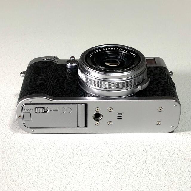 富士フイルム(フジフイルム)のFUJIFILM X100F フジフイルム シルバー スマホ/家電/カメラのカメラ(コンパクトデジタルカメラ)の商品写真