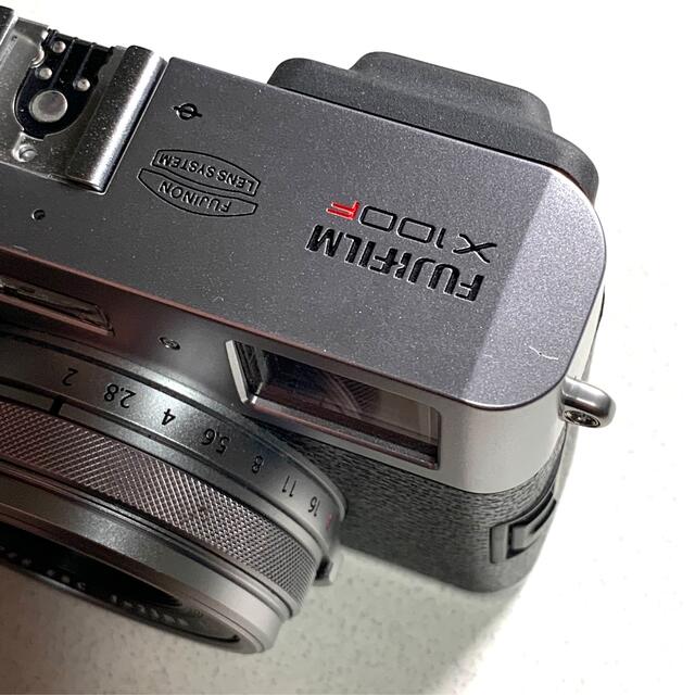 富士フイルム(フジフイルム)のFUJIFILM X100F フジフイルム シルバー スマホ/家電/カメラのカメラ(コンパクトデジタルカメラ)の商品写真