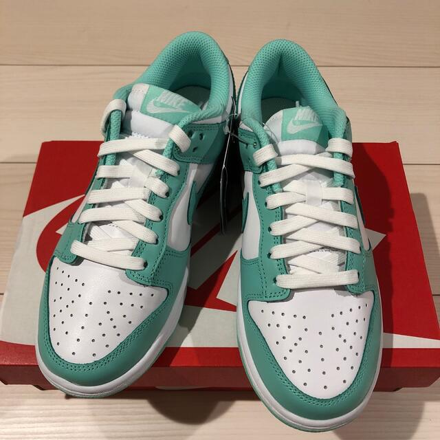 NIKE(ナイキ)のNIKE WMNS DUNK LOW "GREEN GLOW" 23.5cm レディースの靴/シューズ(スニーカー)の商品写真