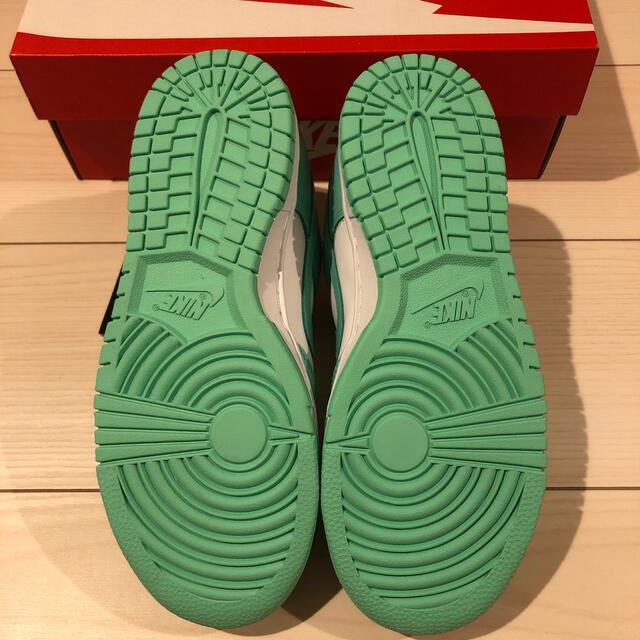 NIKE(ナイキ)のNIKE WMNS DUNK LOW "GREEN GLOW" 23.5cm レディースの靴/シューズ(スニーカー)の商品写真