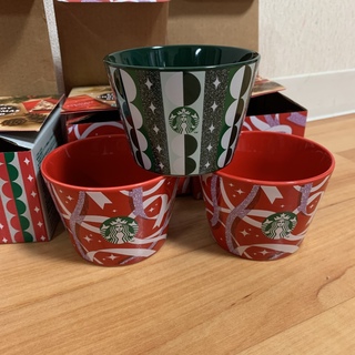 スターバックスコーヒー(Starbucks Coffee)のクリスマス　食器スターバックス　ホリデー ミニカップ レッド2個・グリーン1個(グラス/カップ)