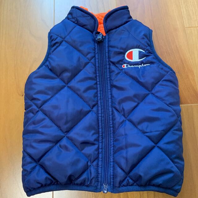 Champion(チャンピオン)の美品　チャンピオン　キッズダウンベスト キッズ/ベビー/マタニティのキッズ服男の子用(90cm~)(ジャケット/上着)の商品写真