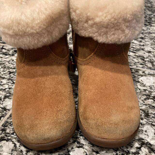 UGG(アグ)のアグ　13.5センチ キッズ/ベビー/マタニティのベビー靴/シューズ(~14cm)(ブーツ)の商品写真