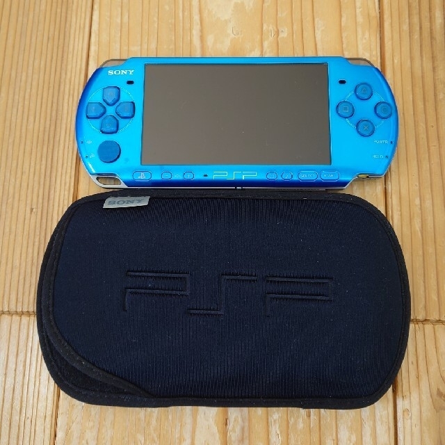 PlayStation Portable(プレイステーションポータブル)のPSP本体（ブルー）　　ソフト4本　ケーブル エンタメ/ホビーのゲームソフト/ゲーム機本体(携帯用ゲーム機本体)の商品写真