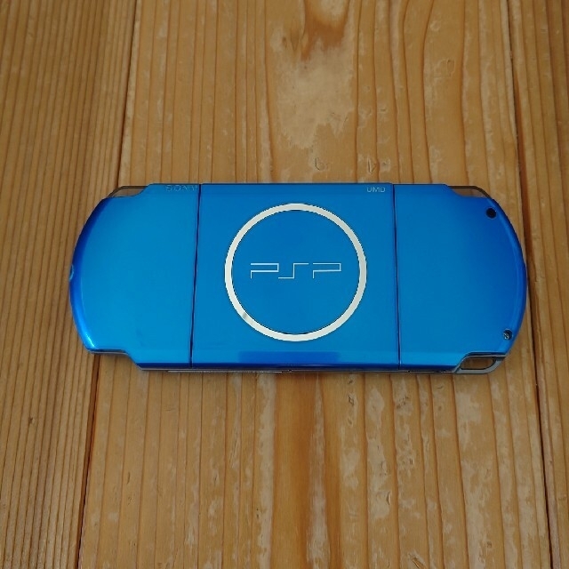 PlayStation Portable(プレイステーションポータブル)のPSP本体（ブルー）　　ソフト4本　ケーブル エンタメ/ホビーのゲームソフト/ゲーム機本体(携帯用ゲーム機本体)の商品写真