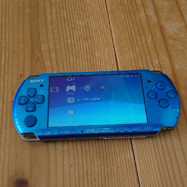 PlayStation Portable(プレイステーションポータブル)のPSP本体（ブルー）　　ソフト4本　ケーブル エンタメ/ホビーのゲームソフト/ゲーム機本体(携帯用ゲーム機本体)の商品写真