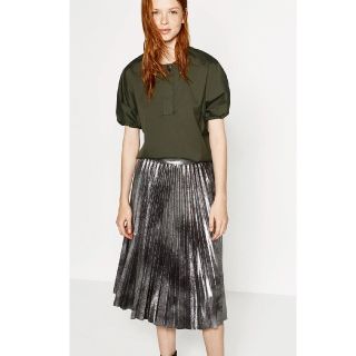 ザラ(ZARA)のzara メタリックシルバープリーツスカート(ひざ丈スカート)