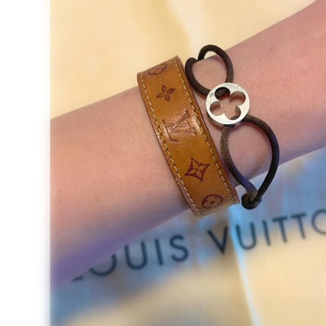 LOUIS VUITTON(ルイヴィトン)のルイヴィトン　ブラスレ リヤン アンプラント（ホワイトゴールド）、ヌメ革バングル レディースのアクセサリー(ブレスレット/バングル)の商品写真