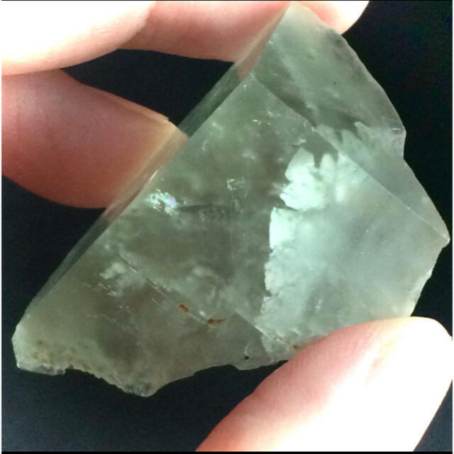 虹の綺麗なブルーフローライト(青蛍石)原石 鉱物標本