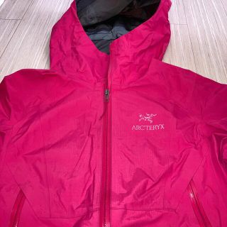 アークテリクス(ARC'TERYX)のアークテリクスピンクジャケット　ウィメンズ　ゴアテックス(マウンテンパーカー)