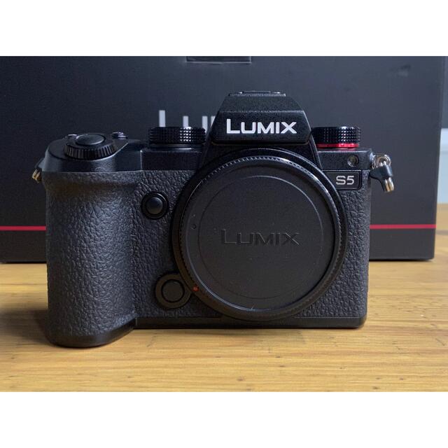 Panasonic(パナソニック)のLUMIX S5  DC-S5k  レンズキット　予備バッテリー、ブラケット付 スマホ/家電/カメラのカメラ(ミラーレス一眼)の商品写真