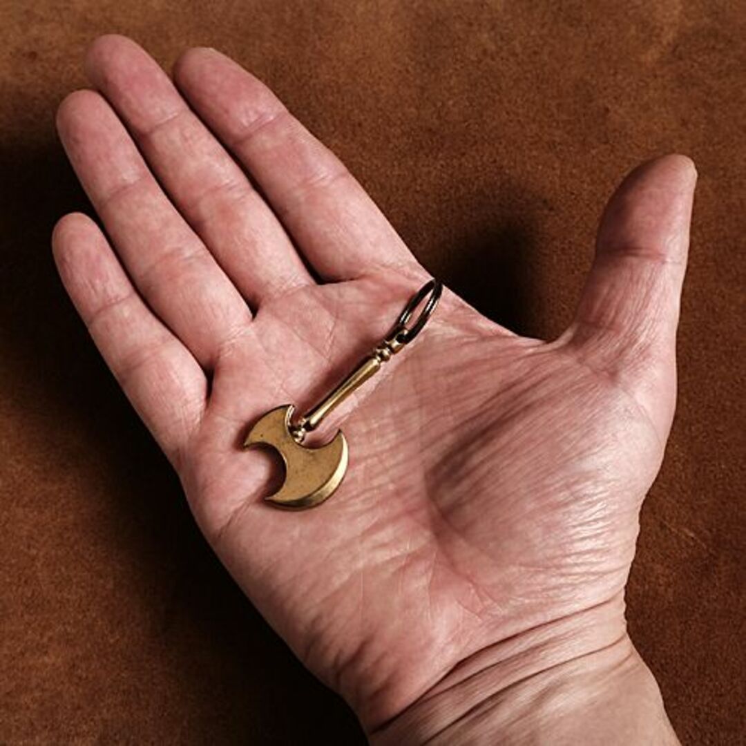 真鍮 キーホルダー（斧）刃物 ブラス 鉞 手斧 アックス 武器 ゴールド 道具 メンズのファッション小物(キーホルダー)の商品写真