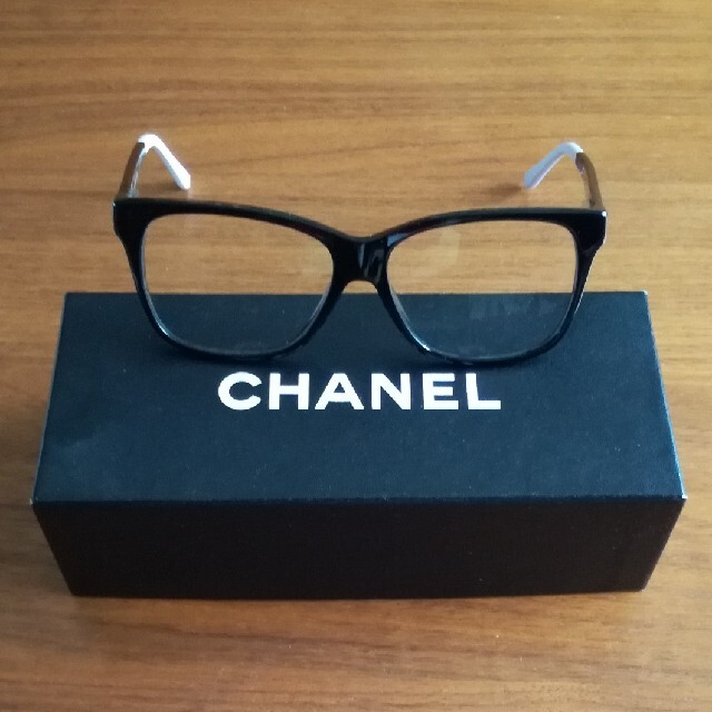CHANEL(シャネル)の新品　シャネル　伊達メガネ　 レディースのファッション小物(サングラス/メガネ)の商品写真