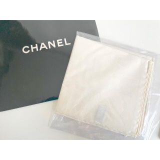 シャネル(CHANEL)の新品　Chanel シャネル　白　スカーフ　未使用(バンダナ/スカーフ)