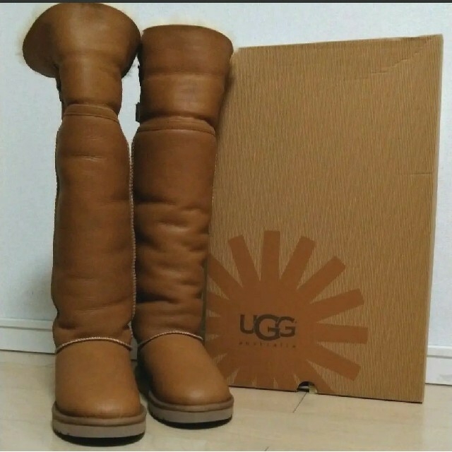 UGG(アグ)の大変珍しいUGG DEVANDRA バックベルト ムートン　膝までロングブーツ レディースの靴/シューズ(ブーツ)の商品写真